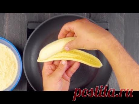 Кладем фрукты на сковороду и заливаем тестом. Эти блины - просто чудо!