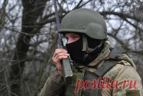 В Германии рассказали о парализующем атаки ВСУ оружии. Российские авиабомбы с универсальным модулем планирования и коррекции (УМПК) парализуют атаки Вооруженных сил Украины, рассказал журналист Кристоф Ваннер в репортаже немецкому телеканалу Welt. УМПК превращают свободнопадающие авиабомбы в высокоточные боеприпасы, позволяющие наносить удары, не входя в зону действия ПВО.