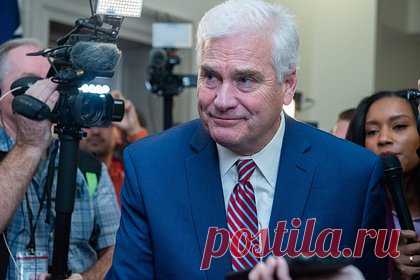 Кандидат в спикеры Палаты представителей США выбыл из борьбы за пост. Кандидат в спикеры Палаты представителей США от республиканцев Том Эммер выбыл из борьбы за этот пост, сообщила конгрессвумен Марджори Тейлор-Грин. Политик заявила, что в качестве спикера необходим человек, отражающий взгляды республиканцев по всей стране, что включает в себя поддержку экс-президента Дональда Трампа.