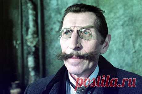 Несостоявшийся танцор. Драма жизни актёра Сергея Филиппова Сергей Филиппов родился в семье простого слесаря 24 июня 1912 года. Однако судьба известного советского актёра оказалась необычной и трагичной, как часто бывает с одарёнными людьми.
  
Главный персона…