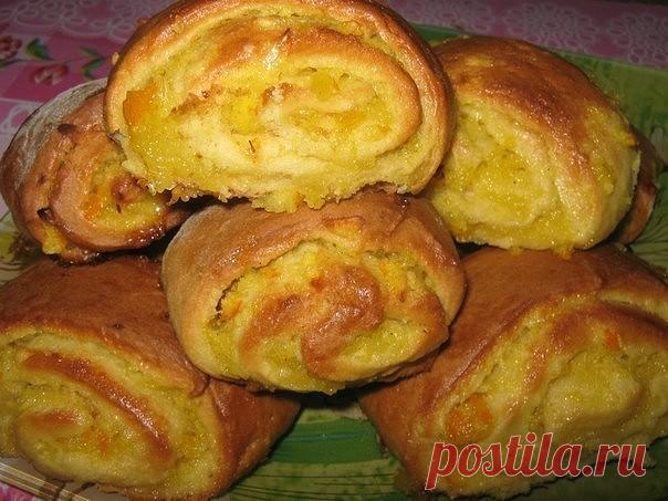 Мягкое апельсиновое печенье

Ингредиенты:

Для теста:
– 2 стакана муки
– 1 яйцо
– 50 г сливочного масла
– 3 ст. ложки сметаны
– 80 г сахара
–  ч. ложки соды
– соль

Для начинки:
– 1 апельсин
– 160 г сахара
– 1 ст. ложка крахмала

Приготовление:
1. Масло растереть с сахаром. Добавить сметану, яйцо, соду, соль, муку, всё тщательно перемешать.
2. Замешанное тесто завернуть в пищевую плёнку и положить в холодильник.
3. Для начинки апельсин разрезать по долькам, вынуть косточки...