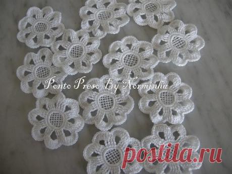 ЦВЕТОК КРЮЧКОМ С СЕРЕДИНКОЙ-СЕТОЧКОЙ
Шаг 1 и 2. Берем пластиковый колпачок от бутылки, обматываем его ниткой. Если взять около 20 см нитки, получается 8 оборотов.
Шаг 3. Снимаем наше кольцо из ниток с колпачка и обвязываем его 32 столбиками без накида. 
Шаг 4. Второй ряд: 3 возд. петли для подъема, 3 ст. с накидом, *арочка из 4 возд. петель, 4 ст.с накидом*. Повторяем то, что между ** до конца.
Шаг 5. Третий ряд: вязание поворачиваем, и обвязываем нужным количеством столби...