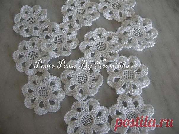 ЦВЕТОК КРЮЧКОМ С СЕРЕДИНКОЙ-СЕТОЧКОЙ
Шаг 1 и 2. Берем пластиковый колпачок от бутылки, обматываем его ниткой. Если взять около 20 см нитки, получается 8 оборотов.
Шаг 3. Снимаем наше кольцо из ниток с колпачка и обвязываем его 32 столбиками без накида. 
Шаг 4. Второй ряд: 3 возд. петли для подъема, 3 ст. с накидом, *арочка из 4 возд. петель, 4 ст.с накидом*. Повторяем то, что между ** до конца.
Шаг 5. Третий ряд: вязание поворачиваем, и обвязываем нужным количеством столби...