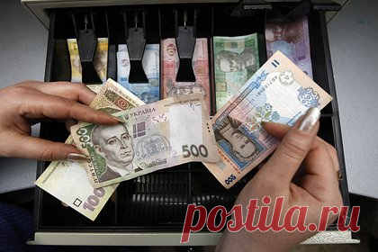 Украинцам рассказали о выросших за год зарплатах