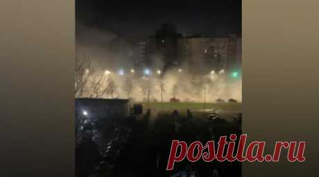 Кипяток на улице: в Санкт-Петербурге прорвало трубу с горячей водой. В Санкт-Петербурге произошёл прорыв трубы с горячей водой. На одной из улиц разлился кипяток, двор заволокло паром. Три человека получили ожоги ног, всем оказана медицинская помощь. Экстренные службы занимаются ликвидацией аварии. Читать далее