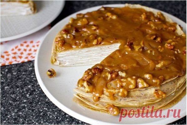 Блинный торт с йогуртом и глазурью из грецкого ореха