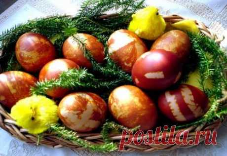 Как красить яйца в луковой шелухе / Простые рецепты