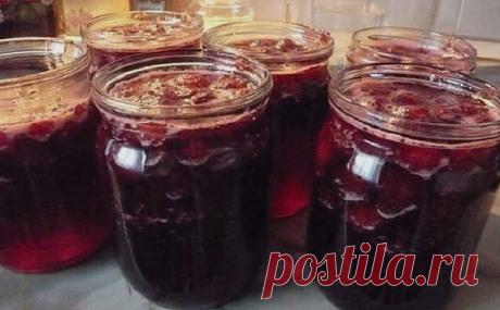 Вишня консервированная в желе - нежнее варенья, ягоды совсем как свежие!
Самый лучший вишневый дерет к чаю.

На 1 кг. вишни.
700 г сахарного песка,
2 ст. л. быстрорастворимого желатина

Удалите у вишни хвостики и залейте на пару часов ягоды холодной водой. Это поможет Вам избавится от червячка который, к сожалению, может прятаться внутри. Если таковой имеется, то он обязательно выберется наружу. После чего удалите у вишни косточки. Для этого можно использовать даже простую...