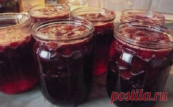 Вишня консервированная в желе - нежнее варенья, ягоды совсем как свежие!
Самый лучший вишневый дерет к чаю.

На 1 кг. вишни.
700 г сахарного песка,
2 ст. л. быстрорастворимого желатина

Удалите у вишни хвостики и залейте на пару часов ягоды холодной водой. Это поможет Вам избавится от червячка который, к сожалению, может прятаться внутри. Если таковой имеется, то он обязательно выберется наружу. После чего удалите у вишни косточки. Для этого можно использовать даже простую...