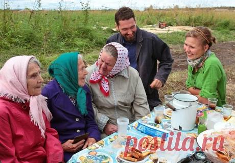 СКАЗКА О ЖИЗНИ 
ПЕНСИОНЕРОВ 
Царь с царицей за столом, 
Свита царская при нём... 
Разговор завёл премьер: 
"Чем живёт пенсионер?" 
Стали думать наши "сливки", 
Чешут толстые загривки: 
"Ведь морили так и сяк! 
Да не выморить никак", 
Царь решил гонца послать, 
В чём там дело - разузнать! 
Всё узнать и доложить, 
Как на пенсию прожить?! 
Поздней осенью гонец 
Возвратился во дворец. 
Хочешь, нет ли, рад, не рад, 
А пиши царю доклад.. 
"День прожить, пожалуй можно, 
А вот мес...