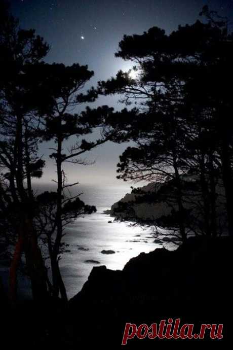 It would be such a fun date to go to a lake at night  or something and just watch the sunset and the moonlight on the water :)   |   Pinterest • Всемирный каталог идей