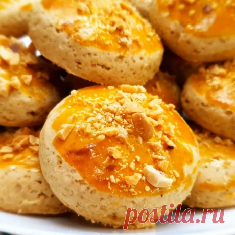 Это вкусное печенье 🍪🍪🍪 может хранится очень долго, сохраняя не только свой аромат, но и вкус, мягкость! Поэтому смело можно готовить больше.

Ингредиенты:
2 яйца
100 г сахара
щепотка соли
100 г меда
30 г сливочного масла
0,5 ч.л. корицы молотой
0,5 ч.л. имбиря молотого
¼ ч.л. соды
350 г муки
1 желток
арахис

Приготовление:
Смешать яйца, сахар, соль, мёд, сливочное масло и специи. Добавить соду, перемешать.
Постепенно добавить муку, замешивая слегка липкое ...
