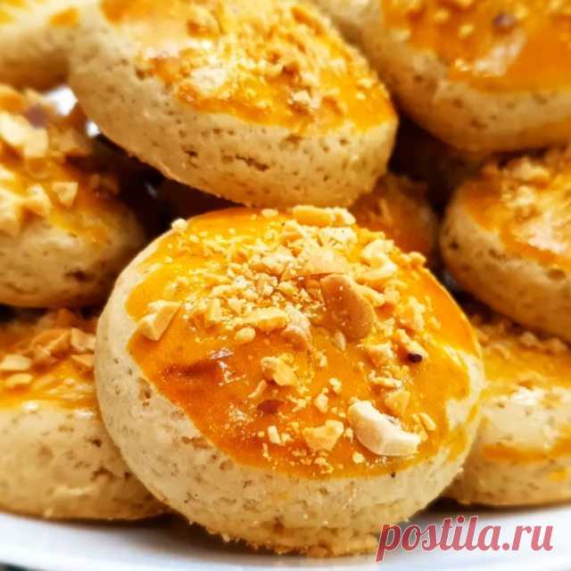 Это вкусное печенье 🍪🍪🍪 может хранится очень долго, сохраняя не только свой аромат, но и вкус, мягкость! Поэтому смело можно готовить больше.

Ингредиенты:
2 яйца
100 г сахара
щепотка соли
100 г меда
30 г сливочного масла
0,5 ч.л. корицы молотой
0,5 ч.л. имбиря молотого
¼ ч.л. соды
350 г муки
1 желток
арахис

Приготовление:
Смешать яйца, сахар, соль, мёд, сливочное масло и специи. Добавить соду, перемешать.
Постепенно добавить муку, замешивая слегка липкое ...