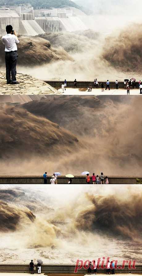 Открытие дамбы на реке Хуанхэ