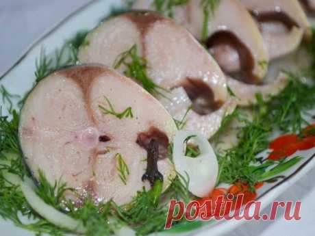 9 маринадов для рыбы. Сохраните себе обязательно! 
1.) ВКУСНАЯ СОЛЕНАЯ РЫБКА ЗА 2 ЧАСА .
Рыбу, приготовленную таким способом, можно кушать уже через 2 часа. Но еще вкусней она получится, если постоит немного в холодильнике и пропитается маслом. Но и сразу она очень хороша. В этот раз я солила сразу и селедку, и скумбрию вместе. Вы берите рыбку на свой вкус.
Потребуется:
2 рыбки
лук по вкусу (его можно побольше, очень вкусный)
вода комнатной температуры 400 мл
соль 2 столовых ложки без горки