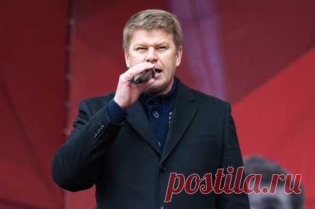 Губерниев — о долге «Крыльев Советов»: Кое‑кто должен сидеть на скамье подсудимых. Известный спортивный комментатор Дмитрий Губерниев призвал привлечь к ответственности виновных в коррупционном долге «Крыльев Советов» на сумму 36 миллионов рублей.