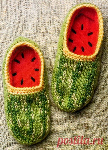Домашние тапочки &quot;арбузики&quot; из журнала &quot;Вязаный креатив&quot; вязаные спицами и крючком | Strikky.ru