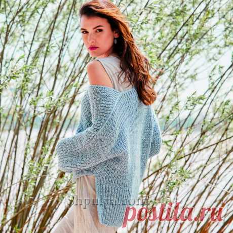 Пуловер с удлиненной спинкой и разрезами по бокам связан связан сочетанием полупатентной резинки и вафельного патентного узора из теплой пряжи с высокой долей шерсти альпака и серебристой вискозной нити с люрексом.