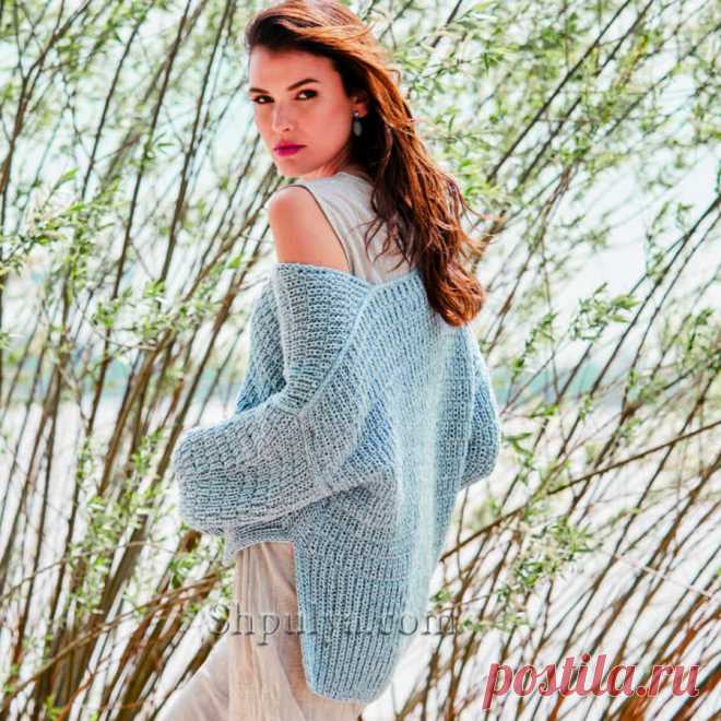 Пуловер с удлиненной спинкой и разрезами по бокам связан связан сочетанием полупатентной резинки и вафельного патентного узора из теплой пряжи с высокой долей шерсти альпака и серебристой вискозной нити с люрексом.