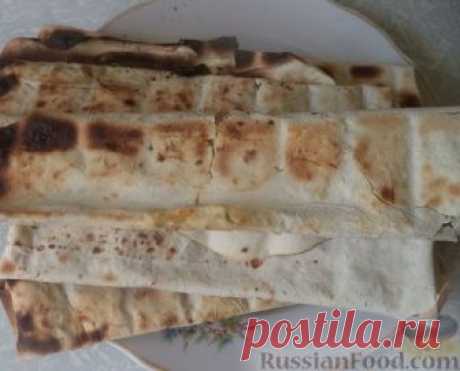 Рецепт: Лаваш с сыром и зеленью, запеченный на мангале на RussianFood.com