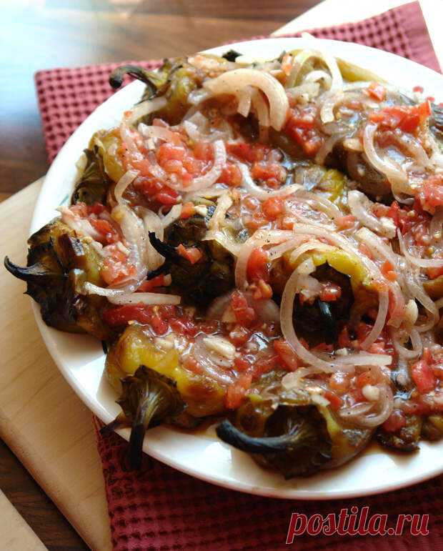 Перцы печёные с лёгкой помидорной заправкой - БУДЕТ ВКУСНО! - медиаплатформа МирТесен - 1 кг перцев- 1 большой помидор- 1/2 средней луковицы- 2-3 зубчика чеснока- соль, перец - по вкусу- 4-5 ст. л. подсолнечного масла, ароматного Перцы испечь (на сковороде, под грилем или на открытом огне), поместить в плотный пакет и дать вспотеть 15-20 минут. После этого очистить и дать полностью