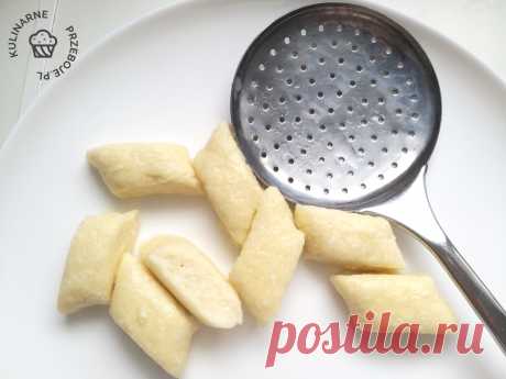 Leniwe pierogi z twarogu – miało być na dwa dni a zjedzone w kilka chwil. Super przepis od mojej babci Kluski leniwe, badź leniwe pierogi. Poniżej znajdziecie idealne proporcje na kluski leniwe, dzięki którym wychodzą one przepyszne i idealnie mięciutkie.