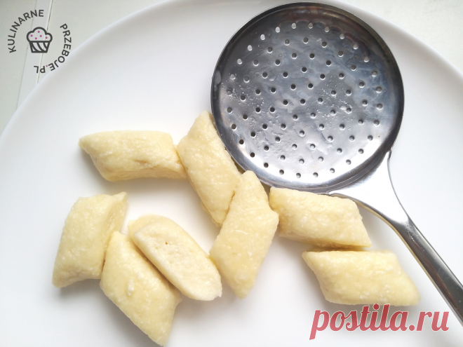 Leniwe pierogi z twarogu – miało być na dwa dni a zjedzone w kilka chwil. Super przepis od mojej babci Kluski leniwe, badź leniwe pierogi. Poniżej znajdziecie idealne proporcje na kluski leniwe, dzięki którym wychodzą one przepyszne i idealnie mięciutkie.
