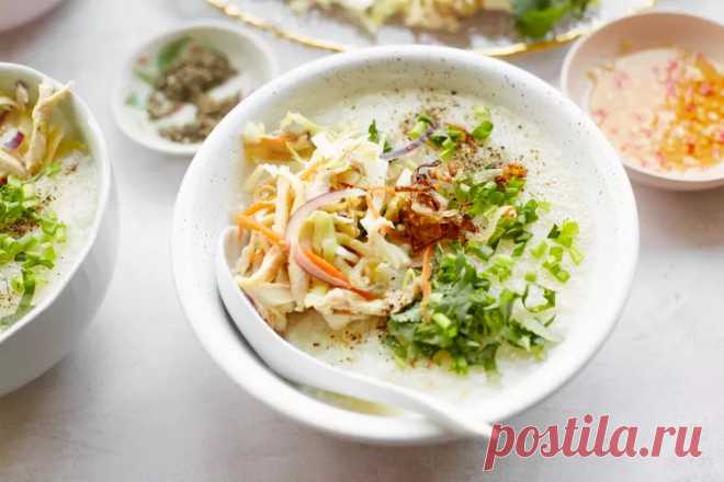 Курица по-вьетнамски, рисовая каша, салат и кусочки мяса куры