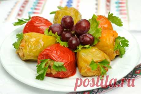Перец, фаршированный мясом и рисом.
Отличный рецепт фаршированных перцев с начинкой из фарша, риса, овощей и зелени.