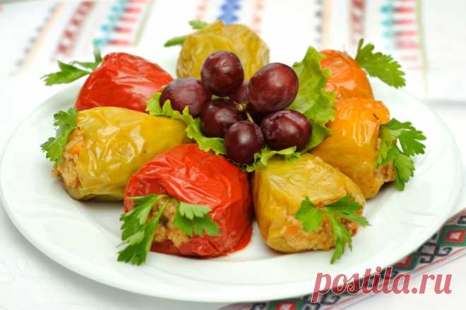 Перец, фаршированный мясом и рисом.
Отличный рецепт фаршированных перцев с начинкой из фарша, риса, овощей и зелени.
