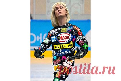 Популярный комик с ТНТ высмеял наряд сына Плющенко. Илья Соболев, бывший резидент Comedy Club, пошутил над формой для фигурного катания сына Евгения Плющенко и Яны Рудковской Александра, известного в сети под псевдонимом Гном Гномыч. Юморист в своем Instagram-аккаунте обратил внимание на большое количество рекламы на костюме мальчика.