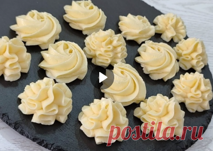 СМЕТАННЫЙ ЗАВАРНОЙ КРЕМ. ВКУСНЕЕ КРЕМА ПЛОМБИР! 
Это устойчивый крем без сливок, сыра и желатина со вкусом сливочно-йогуртового мороженого! Этот крем  подходит для наполнения тортов и пирожных, для украшения тортов и капкейков, для выравнивания тортов. Данного количества крема хватает на прослойку торта d=20 см.
250 гр. сметаны (10-30% жирности) (в видео у меня сметана 10% жирности), 2 яйца среднего размера весом по 50 гр., 8 гр. ванильного сахара, 70 гр. сахара, 100 гр. с...