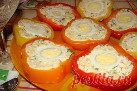 Перец фаршированный  с сырной начинкой и яйцом