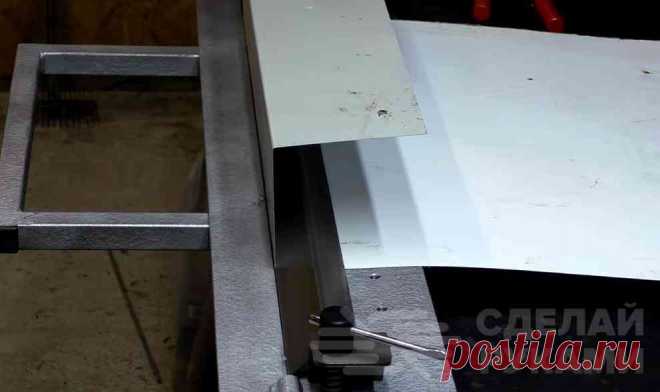 Листогибочный станок из швеллера и строительного уголка В данном обзоре автор подробно рассказывает и показывает, как сделать небольшой листогибочный станок для домашней мастерской или гаража.Для этого