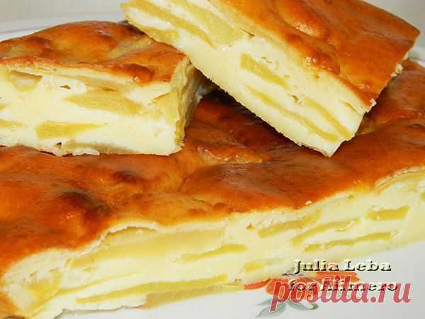 Шарлотка с яблоками на сметане