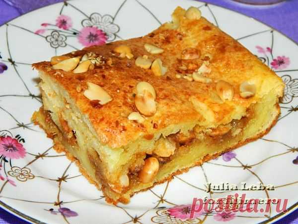Творожный пирог с варёной сгущёнкой и орехами / Рецепты с фото