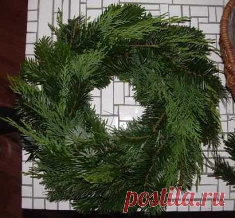 Adventný veniec z ihličia a tuje
