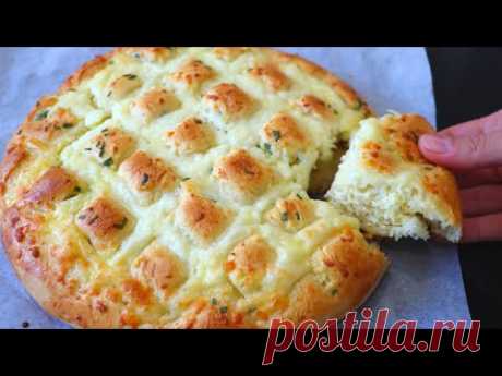 Супер хлеб с чесноком и сыром // Рецепт чесночного хлеба - 
Семья будет в восторге от этого мягкого и ароматного хлеба с чесноком и сыром. И готовится так просто!
 Для теста
  200 г хлебной муки
  1 яйцо 
  20 г сахара (2 столовые ложки)
  4 г  сухих дрожжей (1 чайная ложка)
  3 г соли (1 чайная ложка)
  80 мл теплого молока
  30 г сливочного масла комнатной температуры