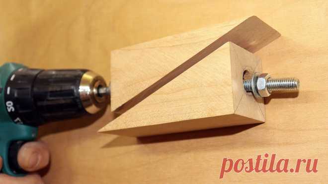 10 хитростей полезных домашнему мастеру Ежедневно мастеря или что-то ремонтируя, приходится сталкиваться с различными сложностями. Многие из них решаются очень просто, если подойти к вопросу с умом. Рассмотрим 10 хитростей, которые помогают в быту. 1. Как вбить гвоздь в кирпич или бетон, чтобы было надежней дюбеля У двух гвоздей нужно