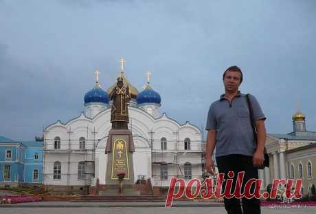 image (640×433)

Задонск, осень 2009, памятник Тихону Задонскому во дворе мужского монастыря. Ну и я, собственно
