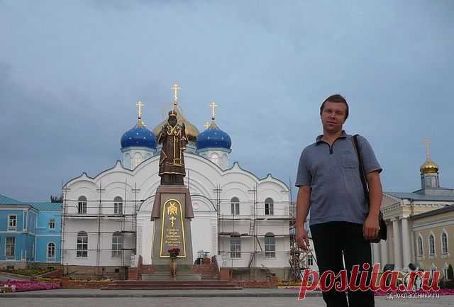 image (640×433)

Задонск, осень 2009, памятник Тихону Задонскому во дворе мужского монастыря. Ну и я, собственно