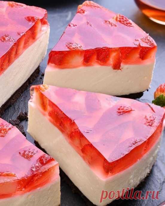 ​Чизкейк с клубничным желе без выпечки