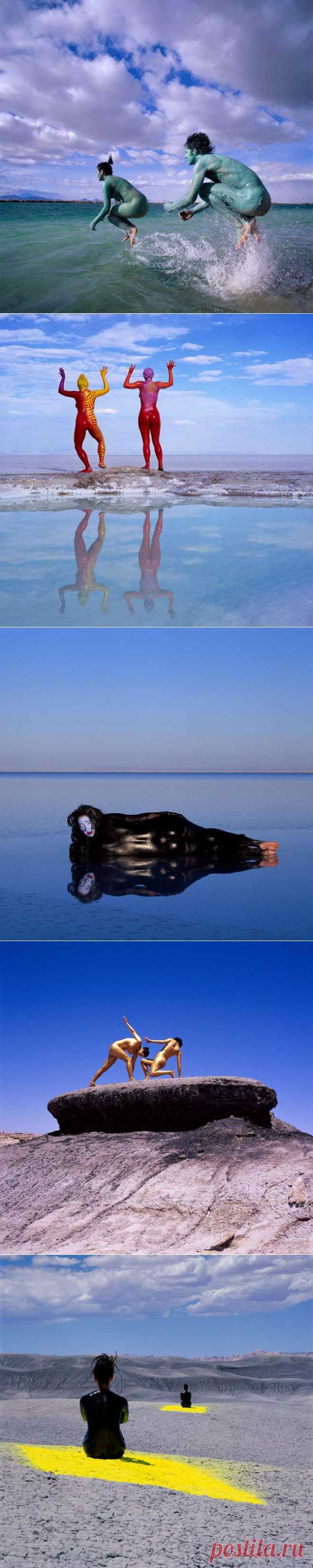 Калифорнийский фотограф Jean-Paul Bourdier использует окружающий пейзаж и разукрашенные человеческие тела вместо холста для своих необычных фотографий.
