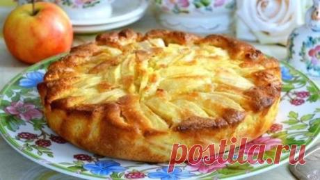 Деревенский пирог с яблоками.
У нас есть рецепт пирога, который готовится очень и очень просто! 
 
Не зря он называется — деревенский. По своему составу он похож на шарлотку, но гораздо нежнее и вкуснее! 
 
Вообще, яблочная выпечка считается одной из самых несложных и лакомых. Такой пирог всегда можно быстро сделать к чаю или внезапно пришедшим гостям, или даже сделать на праздник, украсив верх свежими ягодами, сахарной пудрой и уложив яблочные дольки в форме цветов! 
 
Ингредиенты: 
Мука пшенич