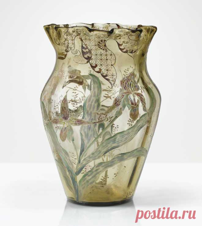 Emile Gallé
VASE, VERS 1889-1892
AN ACID-ETCHED AND ENAMELLED SMOKED GLASS VASE, CIRCA 1889-1892. SIGNED, NUMBERED AND WITH TWO ORIGINAL LABELS A VASE WITH A SIMILAR DESIGN IS PRESERVED IN THE MUSÉE D’ORSAY’S COLLECTION; ITS INVENTORY NUMBER IS OAO 1594.
verre fumé, gravé à l'acide et décor émaillé polychrome
Signature gravée et rehaussée d'émail Emile Gallé, deposé, porte deux étiquettes anciennes Faiences & verreries d'art Emile Gallé Nancy-Paris numérotées N°26805 et An...