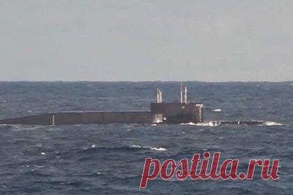 Пуск российской «Синевы» с подлодки показали на видео. В ходе тренировки российских стратегических ядерных сил с подводной лодки из акватории Баренцева моря был произведен пуск баллистической ракеты «Синева». Соответствующее видео публикует РИА Новости в Telegram-канале. Кроме «Синевы» из акватории Баренцева моря, с космодрома Плесецк была запущена ракета «Ярс».