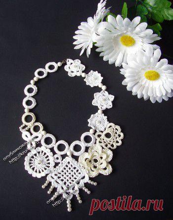 Вязаное крючком ожерелье. Работа Эльвиры Алеевой..
