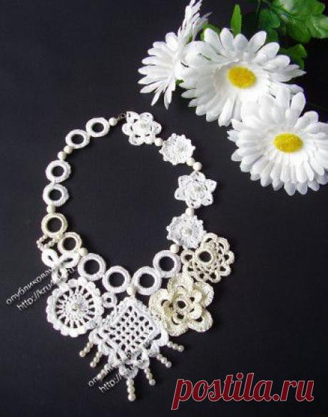 Вязаное крючком ожерелье. Работа Эльвиры Алеевой..