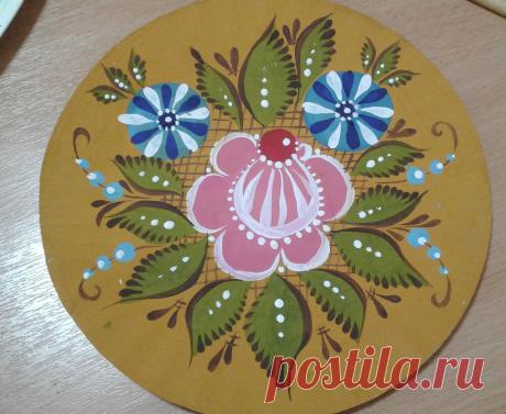 ​Городецкая роспись Городецкая росписьМотив – цветочная композиция.Утонул в лесах зелёных, город &mdash; сказка &mdash; Городец,В нём открыт для всех друзей, замечательный музей.
Тут и блюда расписные, что известны в целом мире,
Поставцы и сундучки, коромысла с вёдрами,
Доски яркие, цветные и солонки...