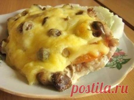 Мясо по-купечески (с грибами)

Ингредиенты:

-Свинина (карбонат) - 4 кусочка,
-грибы замороженные развесные - 150-200 гр,
-помидорка - 1 шт,
-сыр - 200-250 гр,
-майонез,
-соль,
-специи - по вкусу.

Приготовление:

1. Нарезанное кусочками мясо отбиваем через пленку и выкладываем на смазанный маслом противень. Добавляем соль и специи
2. Снимаем с помидорки шкурку (пропарив ее, можно в пароварке-минут 3-5), режем кружочками и выкладываем на мясо
3. Сыр натираем на крупной тер...